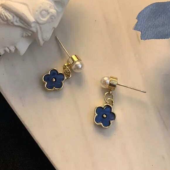 ✨🆕✨ Elegant Darling Blue Floral Pearl Stud Earrings - Gold Plated Post ✨ - Picture 6 of 13